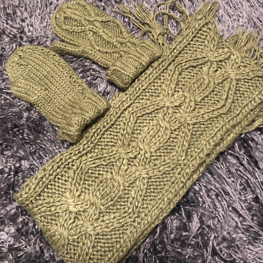 Hunter Green Mitten and Scarf Set